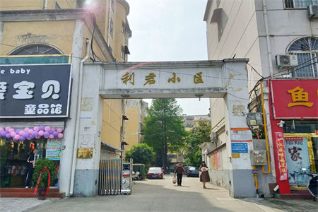 谐园8楼70平两室带储藏室车位68万可按揭